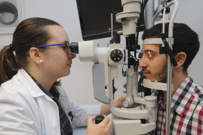 Una doctora del servicio de Oftalmología revisa a un paciente en el Hospital Universitario de Burgos.-ISRAEL L. MURILLO