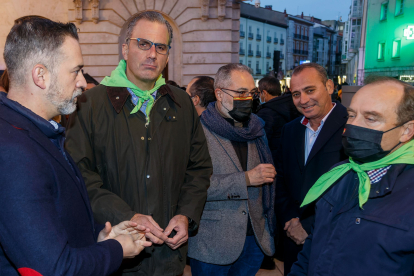 Ortega Smith, junto a miembros de Vox Burgos, en la manifestación para exigir la reaprtura del tren Directo. SANTI OTERO