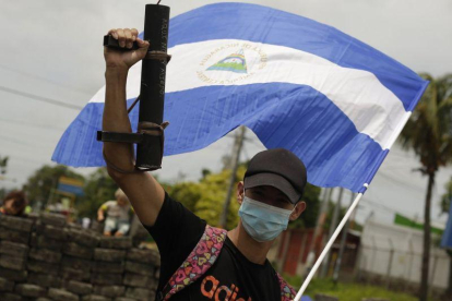 Un joven manifestante alza su arma artesanal y la bandera nacional de Nicaragua contra el régimen de Ortega.-EFELa secretaria de Estado adjunta para Latinoamérica y el Caribe, Kimberly Breier, señaló el lunes, coincidiendo con el Día de los Derechos Humanos, a Cuba, Venezuela, y Nicaragua como países con "regímenes" o "dictaduras".  "En el día de los Derechos Hu