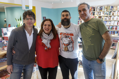De i. a d., Álvaro Manso, Sonia Alonso, Álvaro Pereña y Guillermo Ruiz-Rozas, dos de los socios y dos de los libreros de Música yDeportes. SANTI OTERO