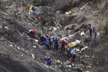 Restos del avión de Germanwings estrellado en los Alpes franceses el 24 de marzo.-AFP / ANNE-CHRISTINE POUJOULAT