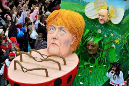 Una carroza que representa a Merkel y a Schulz, en el carnaval de Colonia.-SASCHA STEINBACH