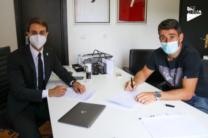 Saúl Berjón firmó el martes el contrato que le une para el curso 2020-21 con el Burgos CF. BCF
