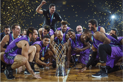Los jugadores del Hereda San Pablo posan con el trofeo de la Basketball Champions League. FIBA