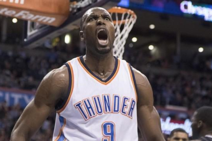 Ibaka celebra una de las acciones del duelo ante los Orlando Magic.-AP / J PAT CARTER