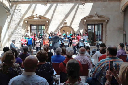 Jóvenes del Orfeón Murciano Fernández Caballero en un momento de su concierto en el Palacio de Saldañuela.-ECB