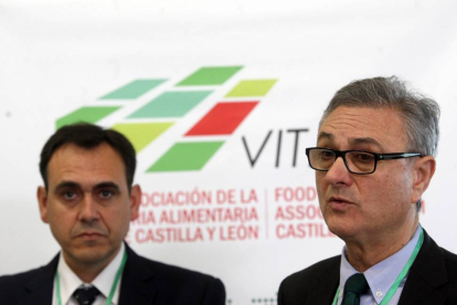 El presidente de Vitartis, Félix Moracho (D), y el vicepresidente, Santiago Miguel (I), presiden la Asamblea de Vitartis-Ical