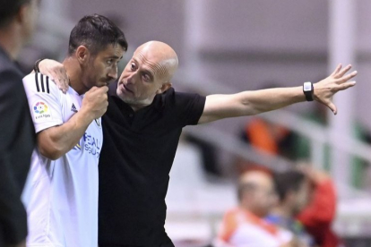 Calero da instrucciones a Saúl Berjón, durante el partido ante el Málaga. LALIGA
