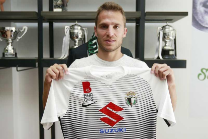 El centrocampista Jagoba Beobide posa con la camiseta del Burgos CF.-Raúl G. Ochoa