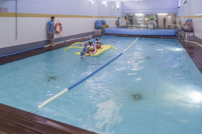 La piscina del gimnasio Grandmontagne, donde se imparten cursos de natación intensivos.-SANTI OTERO