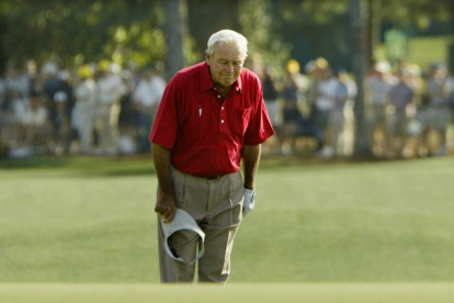 Arnold Palmer saluda al público, en su última competición, en el Masters de Augusta, en abril del 2004.-REUETRS / KEVIN LAMARQUE