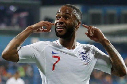 Raheem Sterling se lleva los dedos a los oídos tras marcar el quinto gol de Inglaterra.-REUTERS / CARL RECINE