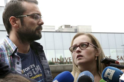 Los padres de Andrea, una niña de 12 años que sufre una enfermedad rara y degenerativa, han pedido esta mañana ante los medios "una muerte digna" para su hija.-EFE