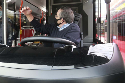 El conductor-perceptor de uno de los nuevos autobuses a gas charla con al alcalde. RAÚL OCHOA