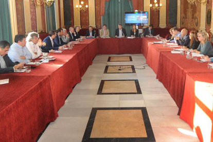 La reunión del Consejo Social, el órgano consultivo de la ciudad, se celebró ayer en elSalón Rojo del Teatro Principal.-ISRAEL L. MURILLO