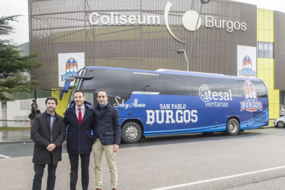 El club presentó ayer el que será su nuevo autobús oficial.-Israel L. Murillo