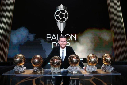 Messi posa con sus seis Balones de Oro en París.-FRANCE FOOTBALL