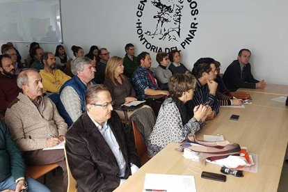 Alcaldes y vecinos de la comarca, entre ellos el diputado provincial Ramiro Ibáñez, participaron en el encuentro contra la despoblación.-JESÚS JAVIER ANDRÉS
