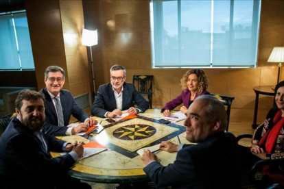Los equipos del PSOE y Ciudadanos, este miércoles en el Congreso de los Diputados.-/ PERIODICO (SANTI DONAIRE / EFE)