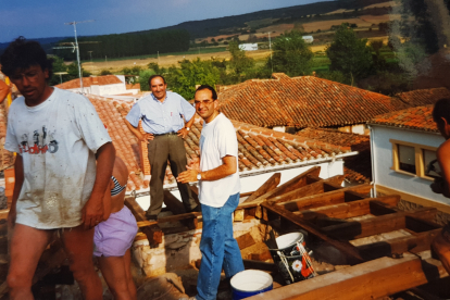 Fermín (izqda) arreglando el tejado de la iglesia de Puentedura. F.G.