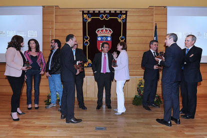 Los premiados con el rector de la Universidad, Alfonso Murillo, en el centro, después de la entrega de premios.-ISRAEL L. MURILLO