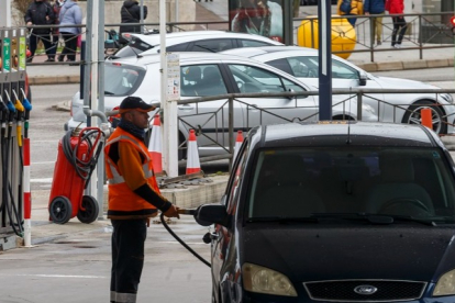 Repostaje de gasolina en un área de servicio de Burgos. SANTI OTERO