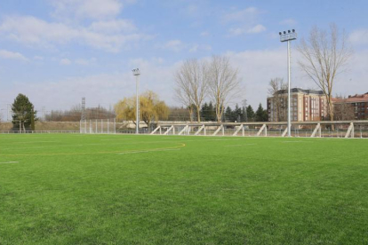 Imagen del estado actual del campo de rugby de San Amaro, instalación que mantiene la estructura de la antigua grada.-ISRAEL L. MURILLO