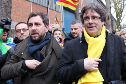 Toni Comín y Carles Puigdemont, en una manifestación en Bruselas.-/ BERNAT VILARO (ACN)