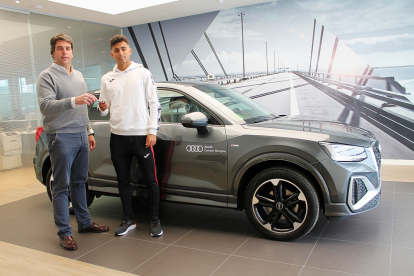 Nicolás Álvarez recoge el vehículo en las instalaciones de Audi Center Burgos de manos del gerente de la empresa, Fernando Andrés García-Angulo. ECB