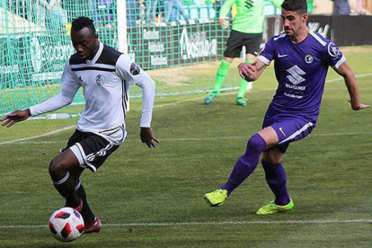 Undabarrena persigue a Owusu durante el partido de ayer en El Helmántico.-ISABEL ANDRÉS