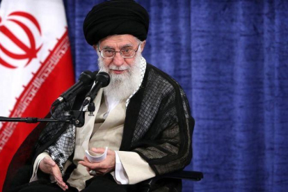 El ayatolá Alí Jamenei en una reunión con miembros del Gobierno iraní el 23 de mayo.-OFICINA DEL LÍDER SUPREMO IRANÍ (AFP)