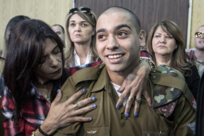 El soldado Elora Azaria abrazado por su madre tras conocerse la sentencia.-JIM HOLLANDER / AP