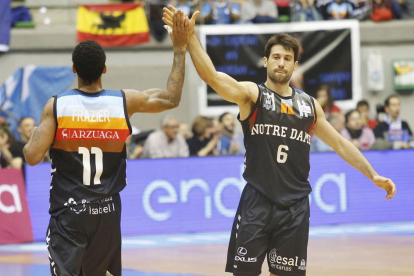 Frazier y Fitipaldo se felicitan durante el último partido de liga frente al Estudiantes.-SANTI OTERO