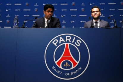Nasser Al-Khelaifi, el presidente del París SG, junto a Dani Alves, en el Parque de los Príncipes.-REUTERS