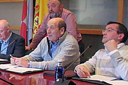 Ernesto Argote (segundo por la derecha) en calidad de concejal durante una reunión de la pasada legislatura.-E.M.