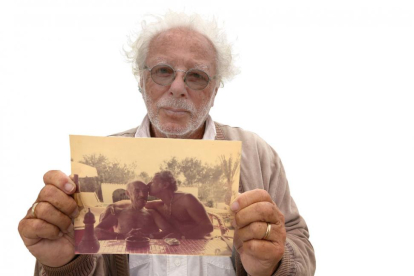 Siegfried Meir, en una imagen de 2013, sujeta una foto con Navazo en Ibiza.-ICAL