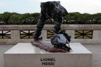 Así ha aparecido la estatua de Leo Messi en buenos aires después de ser mutilada.-TWITTER