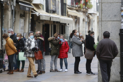Personas haciendo cola en una calle de Burgos. R. OCHOA