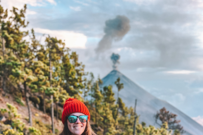 La blogger con el volcán de Fuego de Guatemala de fondo. R.S.