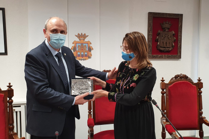 La alcaldesa ha aprovechado el último acto de César Moñux como director de Michelin- Aranda para agradecerle la labor realizada