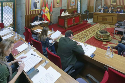 La concejal socialista Nuria Barrio presidió la comisión desde el puesto reservado al alcalde y el resto de concejales se distribuyeron en las bancadas.-RAÚL G. OCHOA