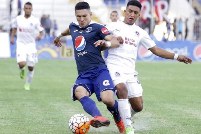 Futbolistas del Motagua y del Olimpia durante el clásico hondureño.-EFE