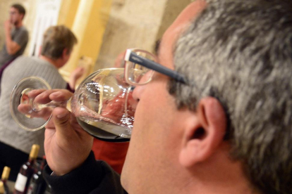 Un asistente a la presentación de la nueva añada cata un vino de la DO del Arlanza.-RICARDO ORDÓÑEZ (ICAL)