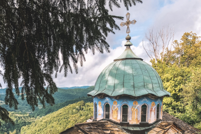 Serna en su visita a un monasterio de Bulgaria, uno de sus destinos recomendados. R.S.