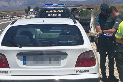 Los detenidos fueron sorprendidos por los agentes usando este vehículo.-GUARDIA CIVIL