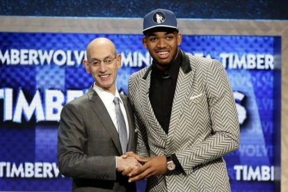 Karl-Anthony Towns, felicitado por Adam Silver tras ser elegido número uno del 'draft' por Timberwolves.-Foto: EFE / JASON SZENES