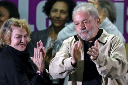 El expresidente Lula da Silva y su mujer Marisa Leticia en un acto político el pasado mes de agosto en Brasil.-REUTERS / PAULA WHITAKER