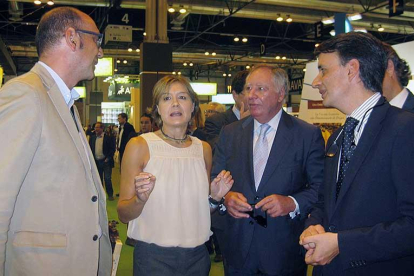 Isabel García Tejerina, ayer en la feria con José Ignacio Velasco (izquierda) y Jorge Morro (derecha).-ECB
