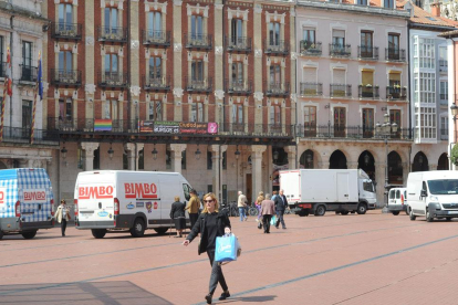 Varias furgonetas de reparto estacionadas en la Plaza Mayor.-ISRAEL L. MURILLO