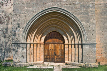 Portada de la iglesia Santiago Apóstol de Villamorón, incluida en el proyecto ‘Esculpidos por el Regañón’.-ECB